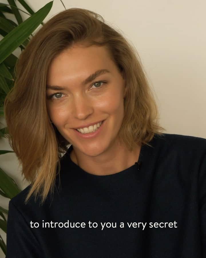 アリゾナ・ミューズのインスタグラム：「I am so excited to be collaborating with @olisticthelabel on the creation of their sustainable winter collection! Together we imagined a minimalist and sustainable wardrobe for timeless elegance. We had so much fun selecting the sustainable fabrics (my favourite thing to do), designing and naming the pieces in this beautiful and planet friendly collection. This proves fashion can be both stylish and sustainable. Clothes that don’t harm our Planet - this is true luxury. Take a look behind the scenes of this committed collaboration born from the encounter of two passionate women, and get a sneak preview of the Olistic x Arizona collection - sign up for the pre-sales here: www.olisticthelabel.com   Thanks to: @camille.jaillant @lowelldelaney from @allmostagency Video: @la_nikk   #sustainablefashion #sustainability #sustainableluxury」