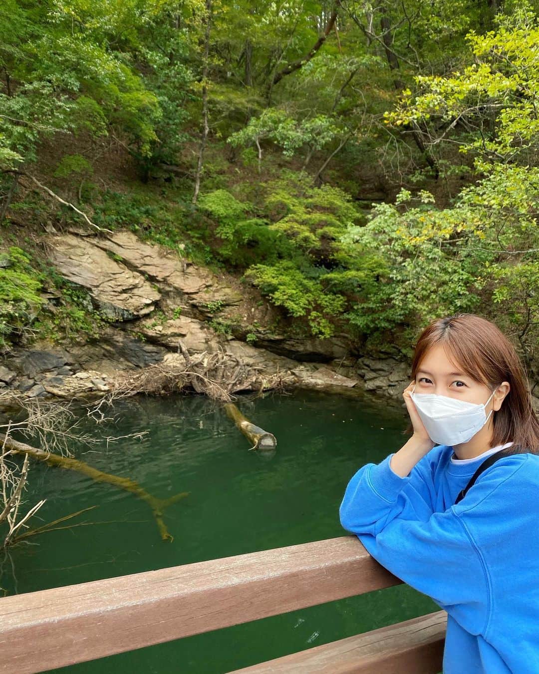 のインスタグラム：「참, 얼마만에 쐬는 콧바람인지?! 호수도 보고-코스모스도 보고-폭포도 보고-고양이도 보고😚-소갈비도 먹고.  초가을의 금요일 💯」