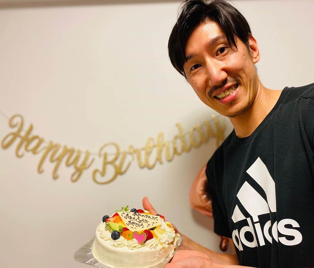 網野友雄のインスタグラム：「本日40歳を迎えました！多くの方からお祝いのメッセージをもらいありがとうございました！練習後には学生達が祝ってくれケーキとアロマディフューザーのプレゼントをもらいました！本当に幸せ者です！これからも目の前の事に全力で歩んでいきますので、よろしくお願いします！ #感謝」
