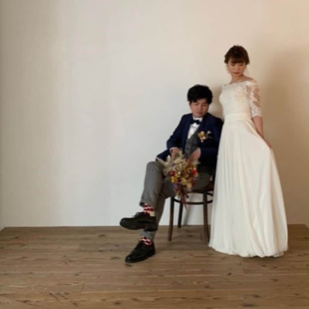 枝川結花さんのインスタグラム写真 - (枝川結花Instagram)「． 2020.9.21👠後撮り撮影 ニイミ写真舘 ． ボレロ&ヴェール ウェディングドレス×タキシード ． ドレスはボレロを合わせて 着ることもできました🤍🖤🤍🖤 ． #weddingphoto#ニイミ写真舘 #ボレロ付きドレス ．」9月25日 23時31分 - edagwyk84