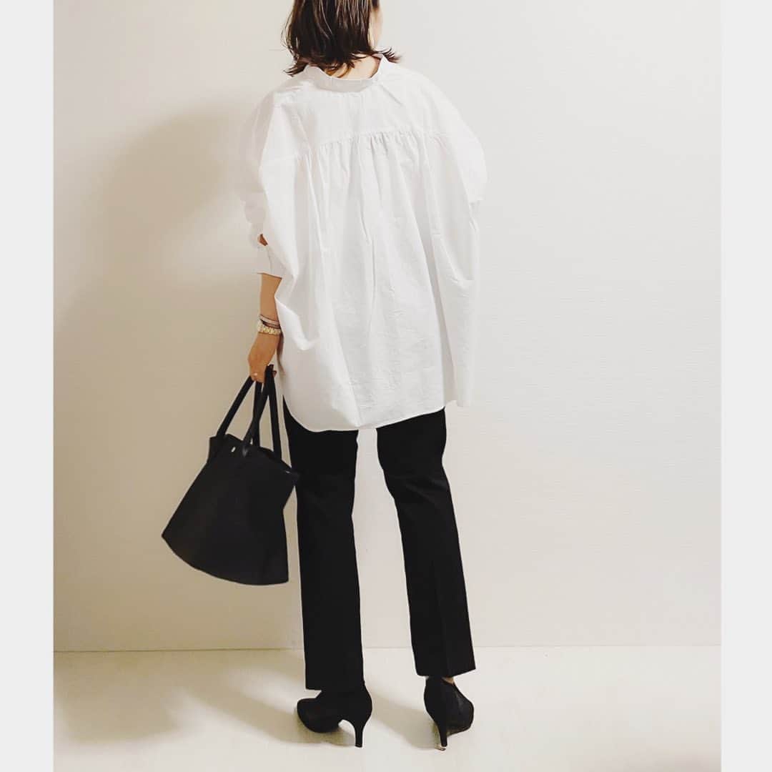 aiaiのインスタグラム：「UNIQLOのアンクルパンツは　 結局黒が1番好きかも。 お気に入りのドルマンシャツ 好み過ぎて白も追加♡ @ayaaya0921  @sunflower8s   そして popup storeでお持ち帰りした SESTOのカバードパンプス✨ 透け感が可愛いし足も楽ちん @sesto_shoes  コーデの詳細はブログに書いています  𖤐𖤐𖤐𖤐  #fashion#outfit#style#coordinate#instagood#ootd#pic#instapic#コーデ#コーディネート#スタイリング#プチプラコーデ#本日のコーデ#大人カジュアル#プチプラ  #カジュアル #アラフォー #アラフォーコーデ #アラフォーファッション#uniqlo #ユニクロ #ユニクロコーデ #ユニジョ #シャツコーデ#ドルマンシャツ #白シャツコーデ#白シャツ #モノトーンコーデ #モノトーン#sesto」