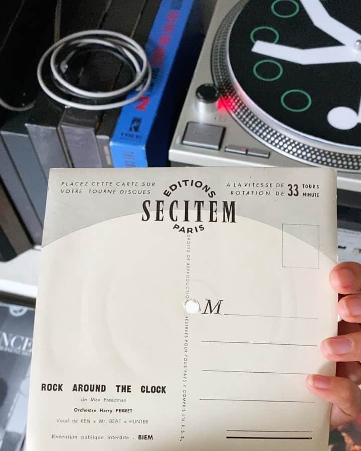 カロリーヌ・ド・メグレのインスタグラム：「While cleaning, we found this old postcard. It’s not in its best shape anymore, but how cool is it?!!! 🎶 Rock Around The Clock by Max Freedman」