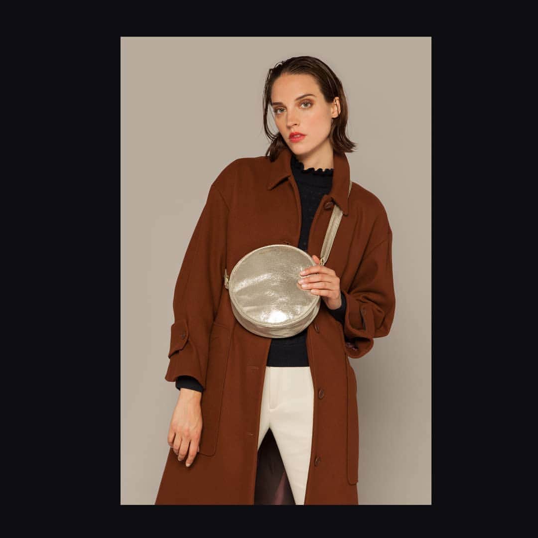 ベンシモンのインスタグラム：「Hello Automne 🍂  Le moment de ressortir nos vestes et manteaux ou de filer sélectionner les petits nouveaux qui rejoindront nos dressings 🧡 Les nôtres arrivent petit à petit sur le site c’est le moment d’aller y jeter un œil... 😉 Ce qu’on peut déjà vous dire : 🔸 Nos iconiques Carolina et Conor sont de retour ! 🔸 les nouveaux manteaux sont (vraiment)  très  très beaux 😻  On vous attend aussi dans nos boutiques...  ​#bensimon #mode #fashion #automne」