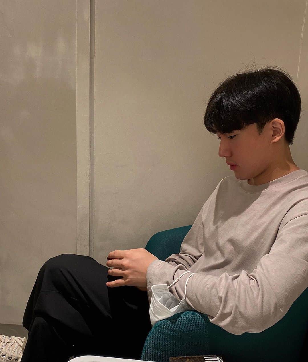 テハ のインスタグラム：「위염 나으면   1. 핫소스 4개 뿌린 잭슨피자 먹기 2. 현선이네 떡볶이 먹기 3. 브루클린 더 치즈버거, 바닐라 클래식 밀크쉐이크 먹기  이거 다 먹고 자기 전에 카베진 안 먹기 ㅇㅋ   #아이원 #ione」