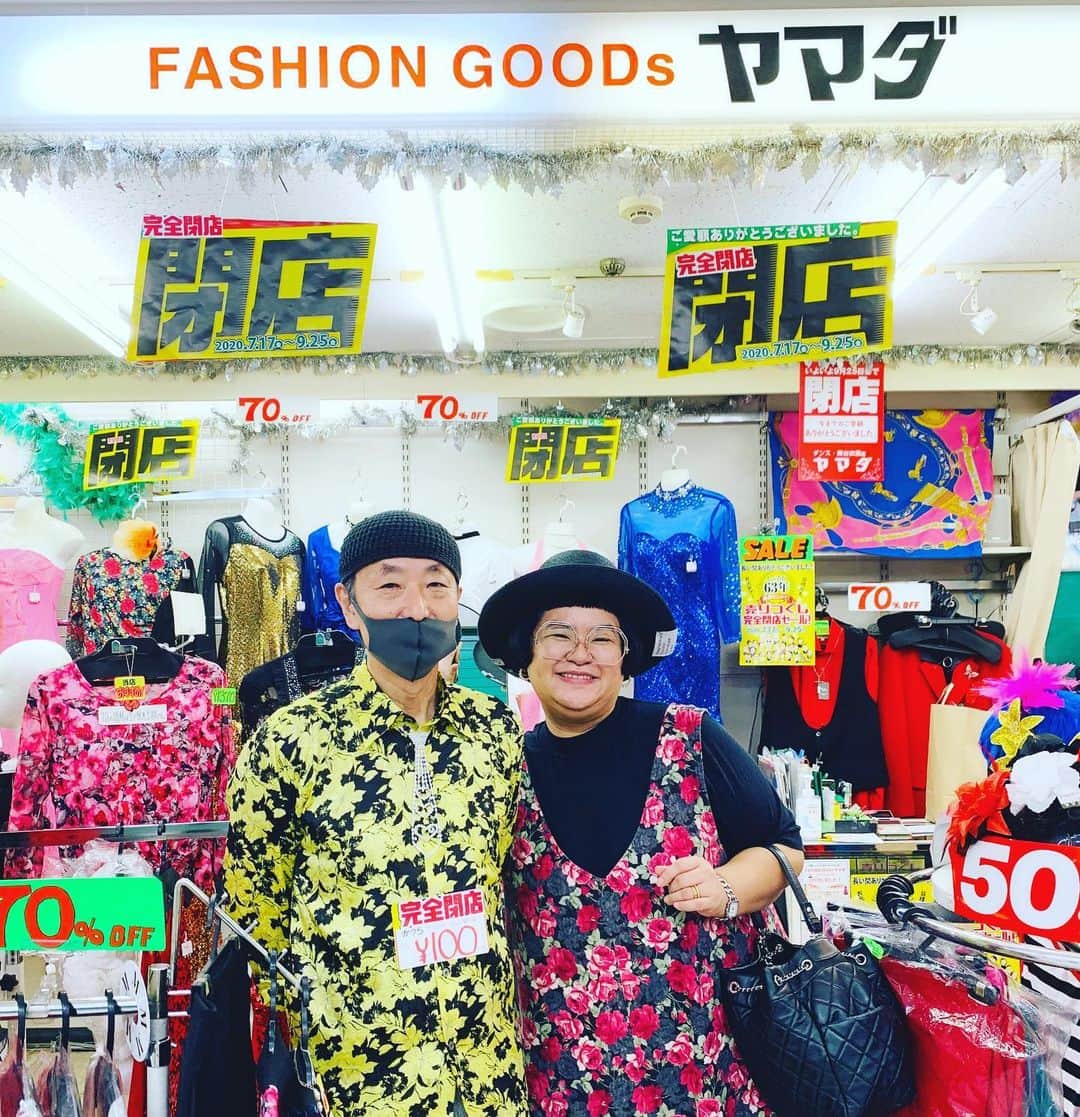 のインスタグラム：「東京に出てすぐ、まだ右も左も分からないまま、ただ雑誌の紙面でヤマダのクレジットを私の師匠飯嶋さんがよく使っている店というだけで、バイトさせてください！と突然店に行ったのがバイトの始まりだった。ここに居たら師匠に会えると思うので働きたいと言ったら、店長は、そんなことに頼って会うのはよくない。力をつけてしっかりしてから、自分から師匠にドアを叩けと初対面で渇を入れられた初日。 結局バイトしていて、師匠に会えることは一度もなかったけど、沢山の事、人から学んだ。何より店長は厳しいけど本当にあったかい人で誰よりも応援してくれた人。学生時代、アシスタント時代、そしてスタイリストになって１５年。ずっと応援してくれてる。 そんな人が居てくれるのは幸せな事だと思う。ここで働けた5年間は本当に楽しかった。ヤマダはなくなるけど、店長には野望があるらしい。 お前にはいわねーよ！って言われたけど店長らしい。いつか、また、ドキドキ何かをして欲しい。私の東京はここから始まったんだ。 大好きな場所。絶対忘れない。本当にお疲れ様でした！」