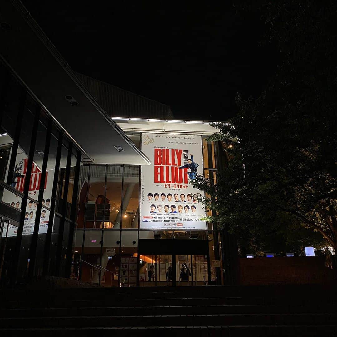 miyuのインスタグラム：「#ビリーエリオット   私がこの作品に出会ったのは２０１５年に海外での舞台を映画化したものを映画館で観た時でした。その映像を観て言葉に表せないほど感銘を受けました。そして、ついに２０１７年日本で初演！生の舞台を観てキャストの魂のこもった歌・ダンス・演技が素晴らしくまたも衝撃を受けました。バレエは幼い頃から好きでしたが、タップの魅力を教えてくれたのはこの作品でした。今回は最前列の席を用意してもらえて…開始30秒で喜びの涙。その後はビリーの世界に入り込んで笑いと涙の連続でした。この圧巻のミュージカルは、何度観ても自分の好きなことに突き進める勇気を与えてくれる私の大好きな作品です。BILLY ELLIOT」