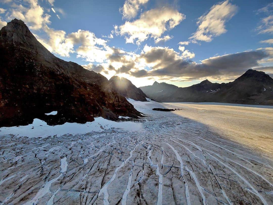 ナショナルジオグラフィックさんのインスタグラム写真 - (ナショナルジオグラフィックInstagram)「Photo by @KatieOrlinsky // Sponsored by @SamsungMobileUSA // The Bear Glacier, located near Seward, Alaska, in Kenai Fjords National Park, is 13 miles (21 kilometers) long. It is the largest glacier in the entire park. Glaciers this large take centuries to form, but as weather warms in Alaska, they are deteriorating rapidly. In only the past six years that I have been working in Alaska, I have watched glaciers shrink firsthand. I try to regularly visit and photograph these awe-inspiring formations while I still can. // Transform how you share your world with the @samsungmobileusa #GalaxyS20 5G series.」9月25日 23時38分 - natgeo