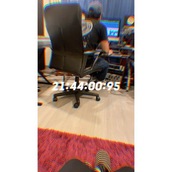 吉田莉加のインスタグラム：「'  今日の日'とっても ありがとうございました。  ▶︎▷制作後半、 空気が変わった。 ピーンと張り詰めて、 自然と拍手が出て立ち上がって、 ほんとに神秘的な瞬間沢山すぎた😢❗️  うんうん。もうすぐ' にっこり笑顔〜  #ヨシダリカ #リカヨシダ #Art#singer」