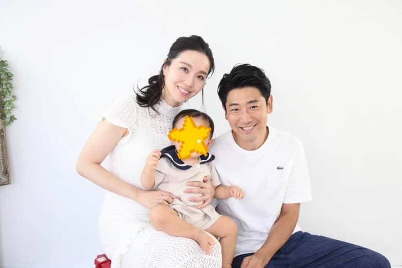 服部水季さんのインスタグラム写真 - (服部水季Instagram)「family Photo📷  結婚した2016年に韓国フォトや結婚式などで、記録を残して積み重ねていくって良いなぁと思い毎年撮ってる家族写真。  僕ちんが仲間入りして2回目となる本年も撮ってもらいました📷  名古屋の小さな写真スタジオ#エテルノ　のひろ子さんに毎年お願いしています。 @rococomocomoco   #家族写真 #family Photo #一歳 #おとこのこベビー #おとこのこママ #赤ちゃんから幼児へそろそろ進化」9月25日 23時44分 - yoginimizuki