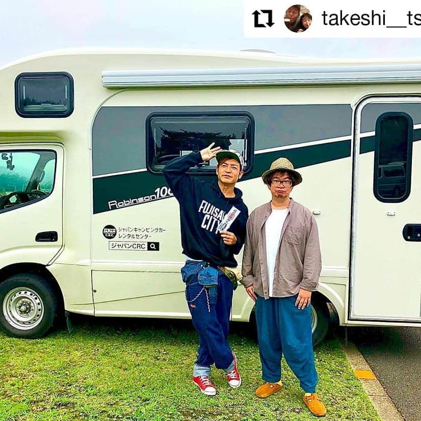 坪田塁のインスタグラム：「#Repost @takeshi__tsuruno﻿ ﻿ つるのたび〜キャンピングカーで出かけよう〜﻿ ﻿ 第6弾。﻿ ﻿ 幼なじみの作家、坪田塁とふたりで今回は何処へ…？﻿ 生憎の天気でしたが、キャンピングカーなら楽しい旅に🚐💨✨﻿ ﻿ 自分も自粛中、キャンピングカー内で生活してましたが、改めてキャンピングカーは最強のインドアだ。﻿ ﻿ 突然ですが、問題。﻿ 2枚目の写真の銅像はだーれだ？﻿ ﻿ 11月1日﻿ おたのしみに！﻿ ﻿ #つるのたび﻿ #つるのたびキャンピングカーで出かけよう 第6弾﻿ #BSフジ」