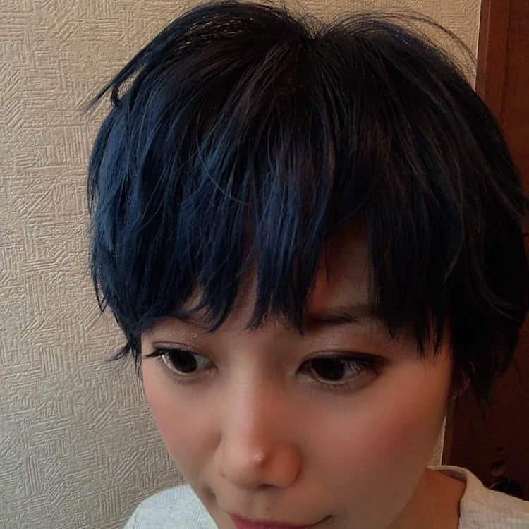 二階堂瑠美のインスタグラム：「今回の美容師さんにお任せは  クール系ボーイッシュ 〜色落ちを楽しんでほしい青〜  になりました。」