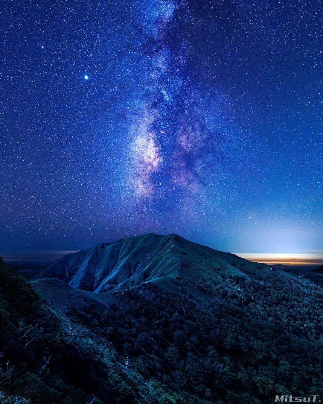 Mitsuのインスタグラム：「Location : 🇯🇵Tokushima  ここんとこ家にいる時間が短くて 趣味の写真の現像が全く捗らない😞 という事で繋ぎに 闇が怖くてちびりそうになりながら 撮ったやつをもう一枚。 今年は星を撮りたい人の気持ちが 少しわかった気がするので 来シーズンはもちっと機材やら 知識やらイメージやらを 煮詰めて臨みたいところです😃  . ちょっちトリミングミスってたので ポストし直しました。 リアクション下さった皆様すみません🙏」