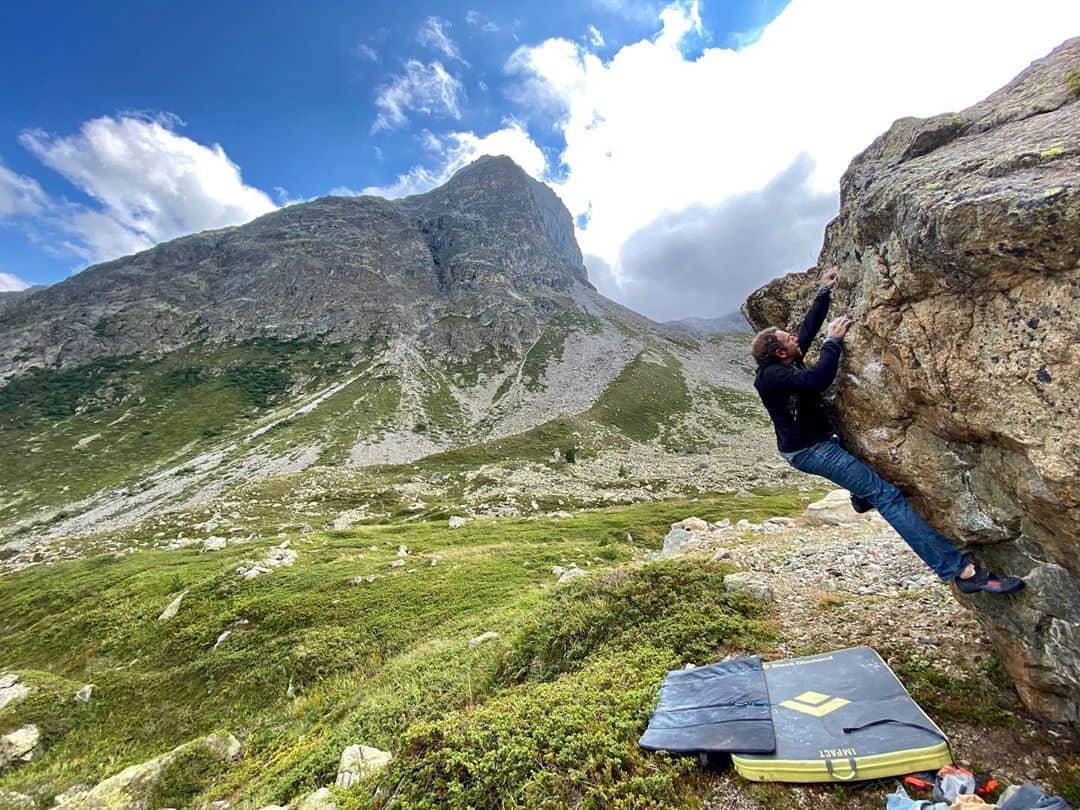 のインスタグラム：「Enjoying the little things in life while acknowledging the immense chance it is to have them! #boulders #bouldering #climbing #mountains picture by @savetheearth」