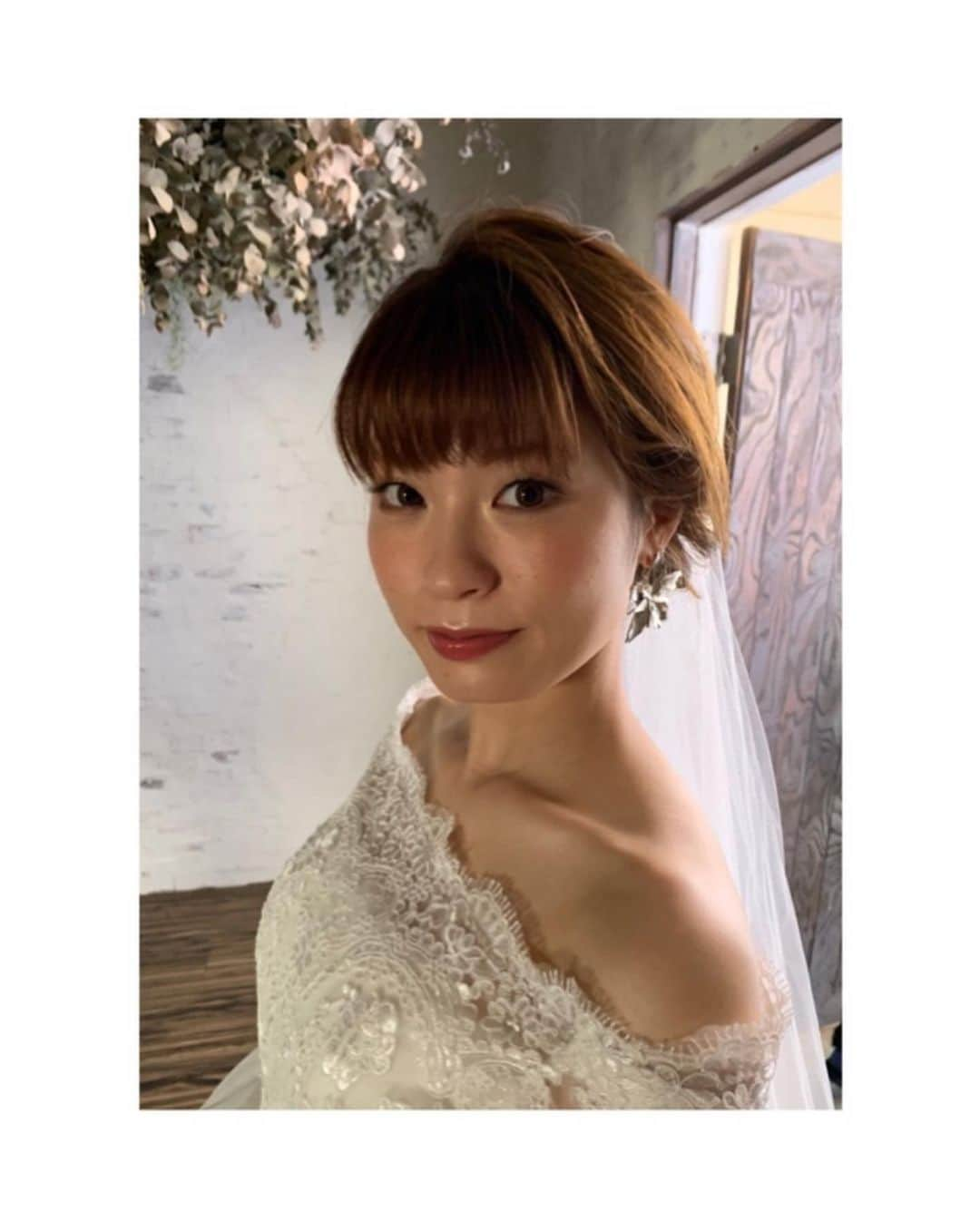 枝川結花さんのインスタグラム写真 - (枝川結花Instagram)「． 2020.9.21🤍後撮り撮影 ． photo by @niimi_213_photo  旦那さんがカメラマン時代に勤めていた、 ニイミ写真舘さん📸 ． hair&make @kaori_shingai  旦那さんの友人💄 ． flower @tamami_viola  旦那さんのご友人のご紹介💐 ． １枚目２枚目　森でのソロショット ３枚目４枚目　ヴェールスタイルのシンプルヘア ５枚目６枚目　紐アレンジヘア(左:金箔.右:金ピン) ７枚目　白無垢水引ヘッドアクセver ． ヘアもお花も、 水引のヘッドアクセがいい！とか ブーケはカラフルだけど、 ドライも入れたい！とか 金箔付けたい！とか💦 金ピンアレンジがいい！とか😅💦 ． 私のわがままとリクエストが詰まった 理想以上のスタイルにしていただき、 大大大満足でした〜😭💗 ． 本当にありがとうございました🥰 ． たくさんの方々のご協力のもと 一生忘れられないウェディングとなりました✨ ． #ニイミ写真舘#bouquet#flower #紐アレンジ#金箔ヘア#金ピンアレンジ #編み下ろし#ドライフラワー#カラフルブーケ #bridalphoto#weddingphoto#brideme ．」9月25日 23時48分 - edagwyk84