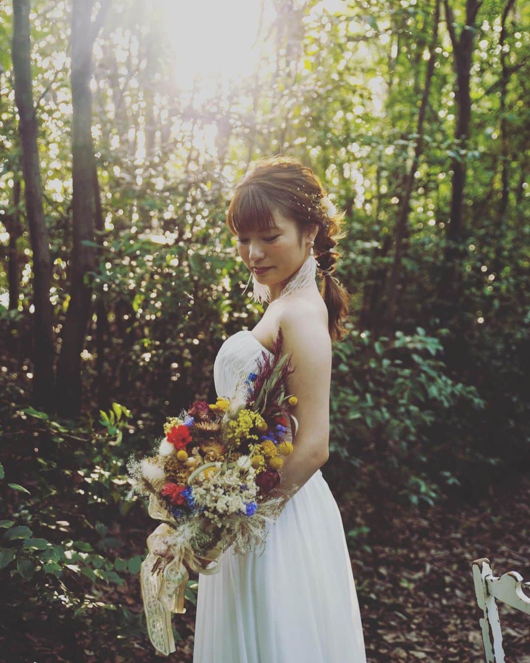 枝川結花のインスタグラム：「． 2020.9.21🤍後撮り撮影 ． photo by @niimi_213_photo  旦那さんがカメラマン時代に勤めていた、 ニイミ写真舘さん📸 ． hair&make @kaori_shingai  旦那さんの友人💄 ． flower @tamami_viola  旦那さんのご友人のご紹介💐 ． １枚目２枚目　森でのソロショット ３枚目４枚目　ヴェールスタイルのシンプルヘア ５枚目６枚目　紐アレンジヘア(左:金箔.右:金ピン) ７枚目　白無垢水引ヘッドアクセver ． ヘアもお花も、 水引のヘッドアクセがいい！とか ブーケはカラフルだけど、 ドライも入れたい！とか 金箔付けたい！とか💦 金ピンアレンジがいい！とか😅💦 ． 私のわがままとリクエストが詰まった 理想以上のスタイルにしていただき、 大大大満足でした〜😭💗 ． 本当にありがとうございました🥰 ． たくさんの方々のご協力のもと 一生忘れられないウェディングとなりました✨ ． #ニイミ写真舘#bouquet#flower #紐アレンジ#金箔ヘア#金ピンアレンジ #編み下ろし#ドライフラワー#カラフルブーケ #bridalphoto#weddingphoto#brideme ．」