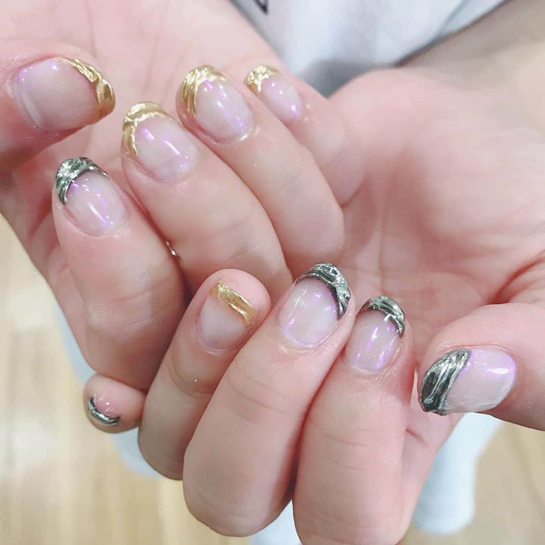 なかやまちえこのインスタグラム：「凸凹ミラーフレンチネイル💫⠀ #nail #nails #nailart #ネイル #美甲 #ネイルアート  #japanesenailart #manucure #japanesenails #manicurist #gelnails #أظافر #네일아트 #미용 #vẽmóng #ngườiđẹp  #เพ้นท์เล็บ #искусствоногтя #artedeuñas #เพ้นท์เล็บเจล #ジェルネイルデザイン #ネイルデザイン #senikuku #nagelkunst #ミラーフレンチ #凸凹ネイル #凸凹フレンチ #metallicnails @aina_hashimot0」
