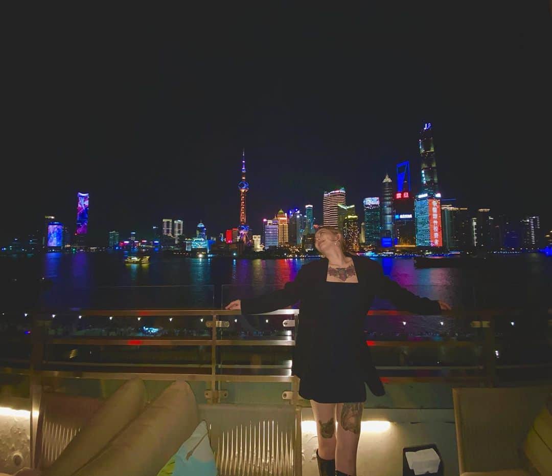 Abby Chenのインスタグラム：「Shanghai🤍 你想要的越多必須承受更多 世界很現實以外也是很公平的 世界從來沒對不起你 只是你不夠聰明」