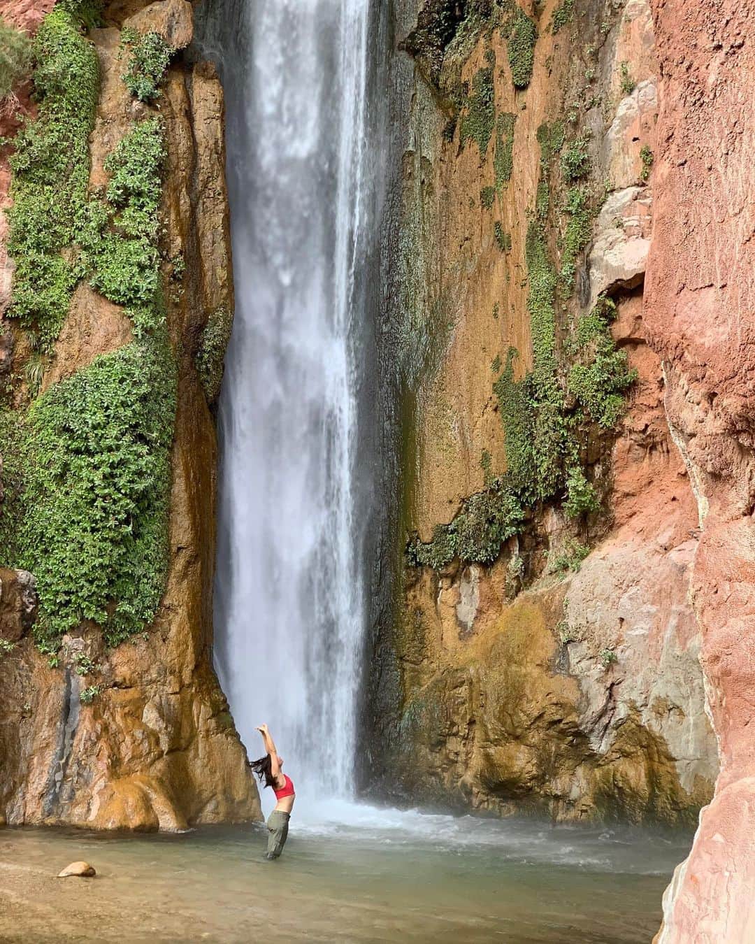 ミア・マエストロのインスタグラム：「Slowly emerging from a week long 180 mile journey in the Grand Canyon. Rafting, sleeping under the stars, being one with this majestic land 🙌🏻 A calm heart and mind after communing with raw nature, the most wonderful group of people and being away from electronics.」