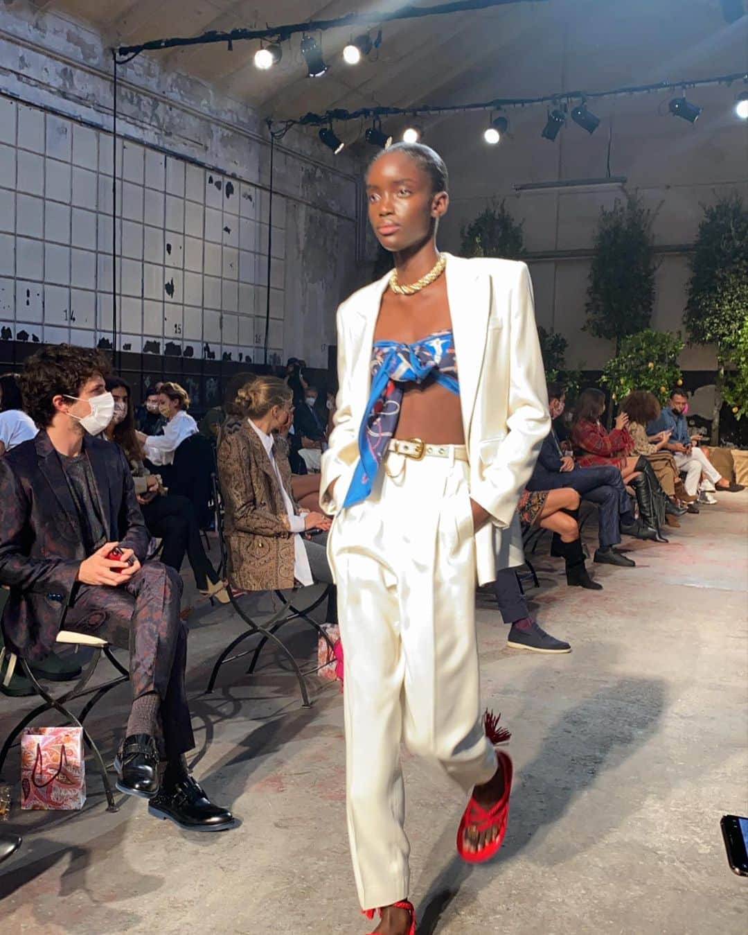 Nataly Osmannさんのインスタグラム写真 - (Nataly OsmannInstagram)「Mediterranean, Rivera style, Bridget Bordeaux , Capri — it's all about the new @etro collection  This year's Fashion show was like a breath of fresh air. Watching the show, we felt like in the summer of 2021, so bright, carefree and sexy! Lots of colors, lots of prints, short shorts, wicker sandals — that's what the next season will be like. Photo by @germanlarkin  Mediterranean, Rivera style, Бриджит Бордо , Capri — всё это про новую коллекцию @etro  Показ в этом году стал глотком свежего воздуха, и, наблюдая за подиумом, мы словно перенеслись в лето 2021, такое яркое, беззаботное и сексуальное! Много красок, много принтов, коротких шорт, плетёных сандалей — именно таким будет следующий сезон.」9月25日 23時56分 - natalyosmann