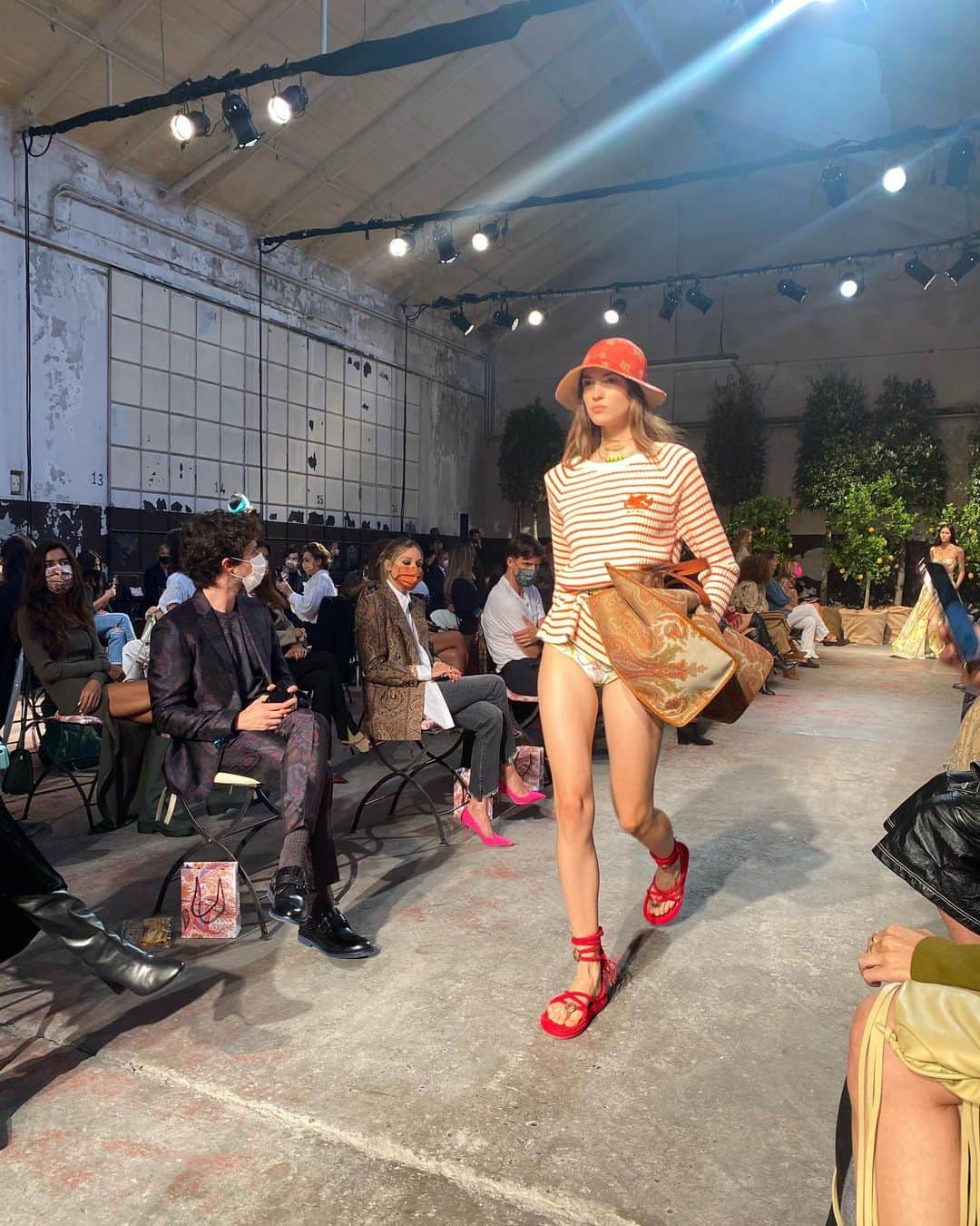 Nataly Osmannさんのインスタグラム写真 - (Nataly OsmannInstagram)「Mediterranean, Rivera style, Bridget Bordeaux , Capri — it's all about the new @etro collection  This year's Fashion show was like a breath of fresh air. Watching the show, we felt like in the summer of 2021, so bright, carefree and sexy! Lots of colors, lots of prints, short shorts, wicker sandals — that's what the next season will be like. Photo by @germanlarkin  Mediterranean, Rivera style, Бриджит Бордо , Capri — всё это про новую коллекцию @etro  Показ в этом году стал глотком свежего воздуха, и, наблюдая за подиумом, мы словно перенеслись в лето 2021, такое яркое, беззаботное и сексуальное! Много красок, много принтов, коротких шорт, плетёных сандалей — именно таким будет следующий сезон.」9月25日 23時56分 - natalyosmann