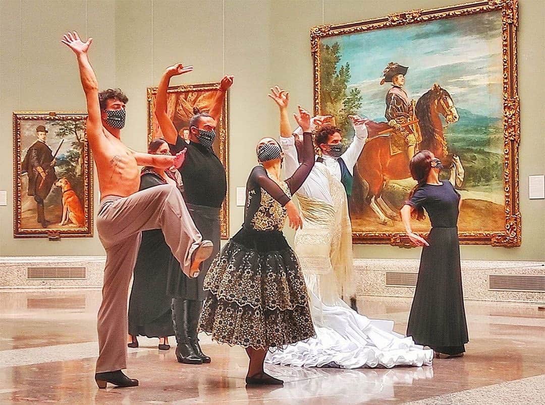 DeFlamenco.comのインスタグラム：「El flamenco de los tablaos de Madrid llega al Museo del Prado.   El Museo Nacional del Prado y la Asociación de Tablaos Flamencos de Madrid han llevado a cabo una acción inédita con motivo del Día Mundial del Turismo: abrir sus puertas a algunos de los mejores bailaores y bailaoras del momento para que la fuerza y vida del flamenco y la danza... @manuellinan @eduardoguerrerobailaor @jesuscarmona_oficial @antonionajarro   Noticia y video en la portada de nuestra web deflamenco.com   https://www.deflamenco.com/revista/noticias/el-flamenco-de-los-tablaos-de-madrid-llega-al-museo-del-prado.html  #flamenco #deflamenco #arte #museo #tablaos #flamencomadrid」