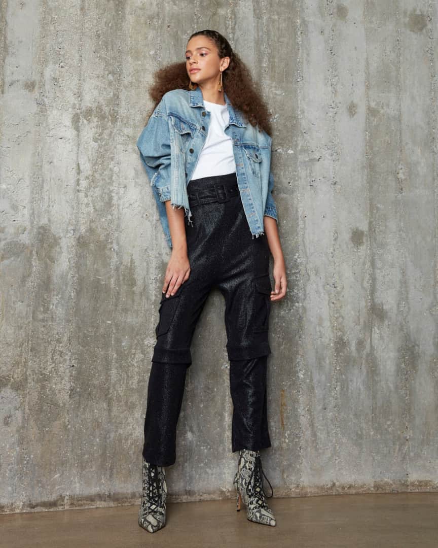 ロザ チャのインスタグラム：「Democrática e versátil, a jaqueta jeans permite compor vários looks despojados e atuais - seja com alfaiataria, malhas ou couros. Descubra todas as opções em rosacha.com.br ou nas lojas e monte o visual que mais combina com o seu estilo! #rosacha」