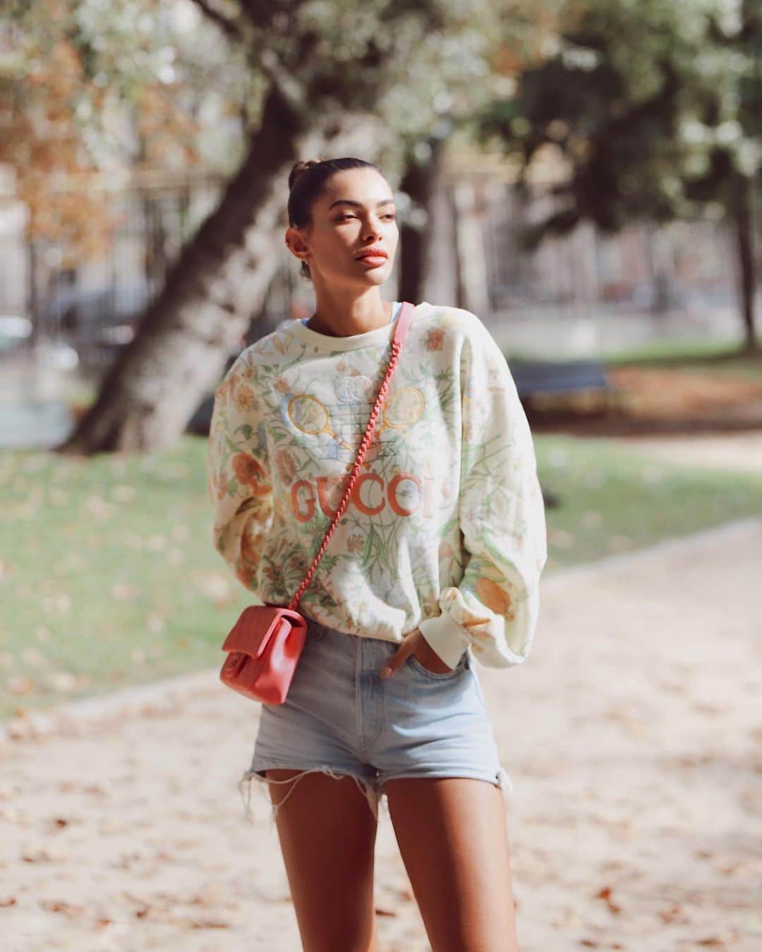 ジョアナ・サンスのインスタグラム：「Me negué tanto a decirle adiós al verano, que forcé el salir en short con un frío del copón🥶 #byesummer」