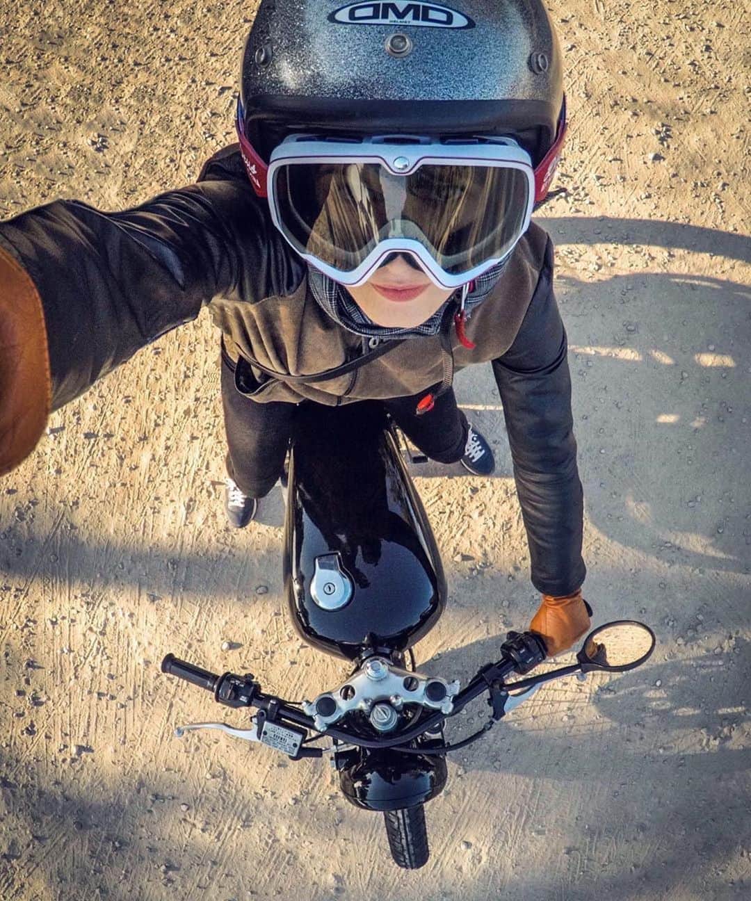 epidemic_motorsさんのインスタグラム写真 - (epidemic_motorsInstagram)「SOON ☀️🏍💨 @nikimair  @lntstefan  @kooltcreations  @dmdhelmet  #caferacer #yamahacaferacer #yamaha #moto #bike #sr250 #sun」9月26日 0時03分 - epidemic_motors