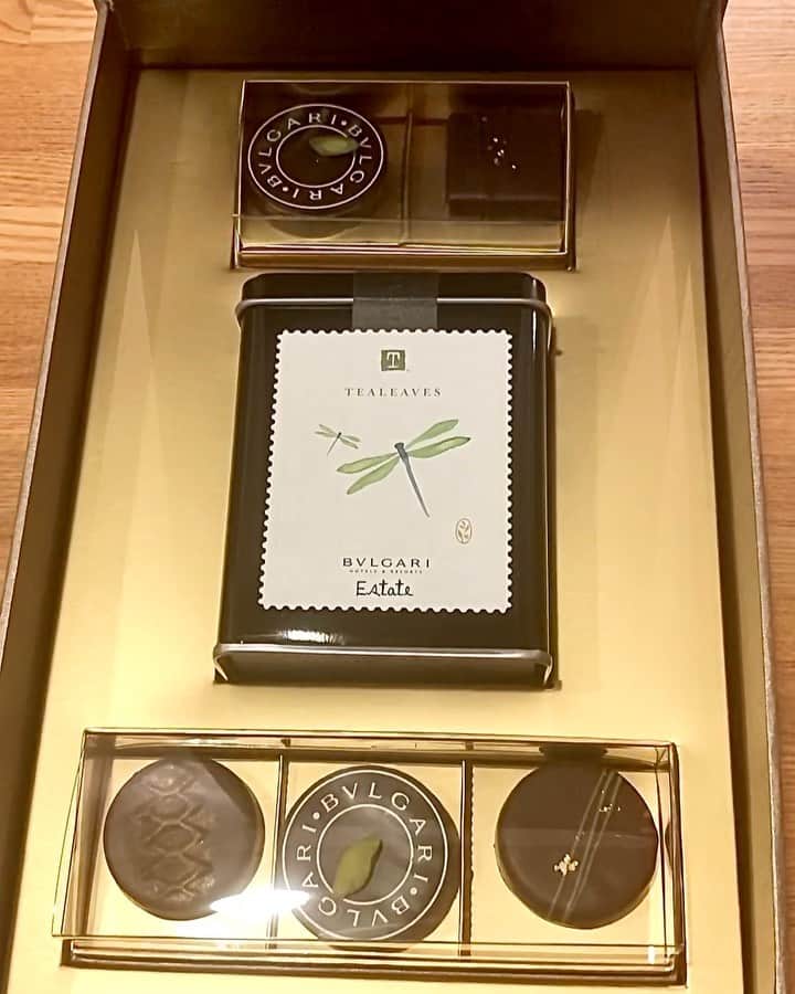 那須久美子のインスタグラム：「⭐️BVLGARI IL CIOCCOLATO ⭐️  @kentooomi からお礼にと貰ったブルガリチョコレート🍫  こんな開けるのにワクワクドキドキするのなかなかないよーー💕  チビチビと大事に頂きます💕🤣🍴  #bvlgari  #bvlgariilcioccolato」