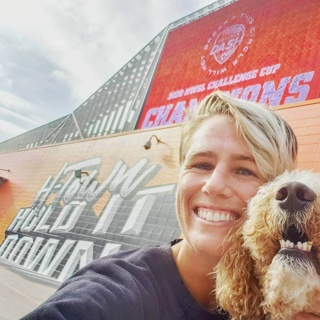 ソフィー・シュミットのインスタグラム：「🧀'n!  Back in this beautiful stadium tomorrow. It's been over a year now, far too long. Best part...some fans will be there with us!  So so sooooo excited. . . . #Dash #NWSL #holditdown #DashTFOn #Houston #HoustonDash #Dogs #goldendoodle #puppy #Soccer #HTown」