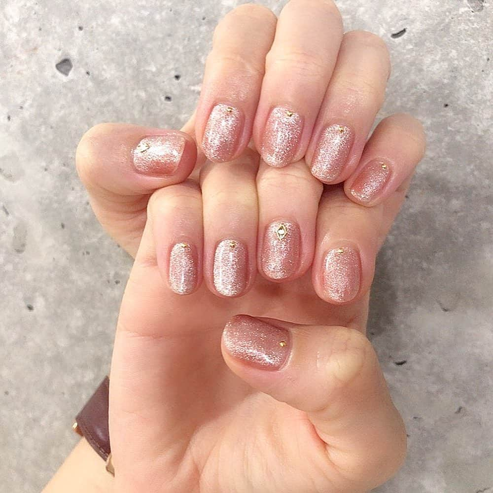 村田莉さんのインスタグラム写真 - (村田莉Instagram)「やーっとタイミングが合って @nails.by.hitomi にネイルしてもらえました🥺❤️ 最近流行りのマグネットネイル💅🏻これやりたかったの❣️見る角度によって輝きが違う🤤✨ . #指の動き正解がわからず下手っぴ #まっちゃんのネイルが一番好きだなぁ #nail #nails #ネイル #マグネットネイル #네일아트 #네일스타그램」9月26日 0時04分 - murata_mari