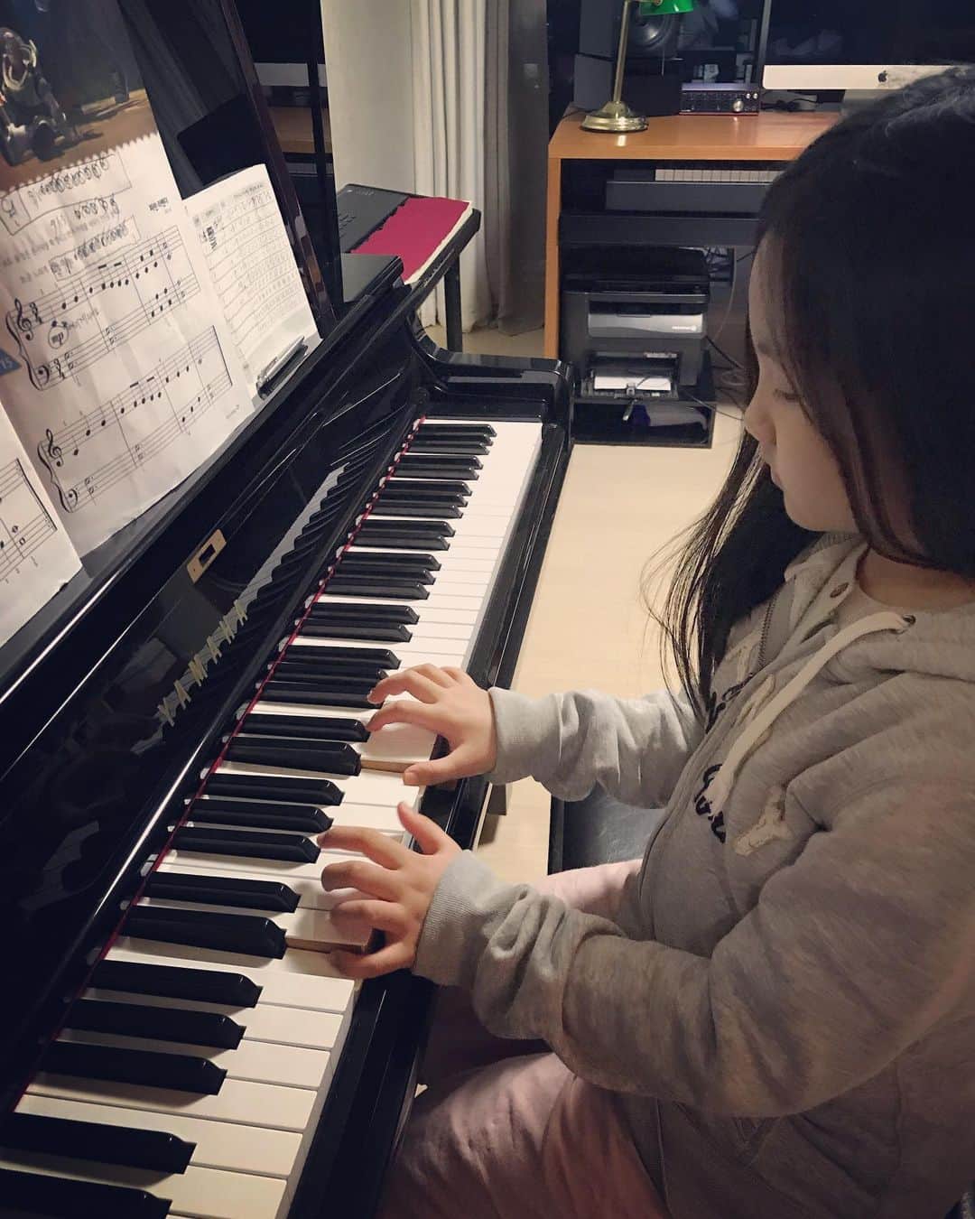 パク・キヨンのインスタグラム：「옛말에 자식은 가르치지 말라고 하였는데,,,코로나로 인해 학습은 물론이고 2학기부터는 아예 피아노 선생님까지 맡게 되었다.  아이와 사이 좋은 엄마인데 ‘가르침’ 으로 인해 자식과 의가 상하지 않게 하려고 무지하게 애쓰고 있다. 하기 싫다고 잉잉 울다가도 엄마가 위로해주면 결국 끝까지 해내는 기특한 쪼꼼스... “피아노는 한글처럼 모든 것의 기본이야~ 수학이랑도 연결되어 있다! 이거 봐봐!”  오~~~신기하다고 따라하는 쪼꼼스ㅋ 밥먹는 거랑 같은 것이니 꼭 해야한다. 고 겨우 설득했다.  하,,,진짜 힘들다,,,  #엄마가선생님 #체르니50번까지 #그뒤에 #재즈부터클래식까지 #유발이가 #해주겠지😘」