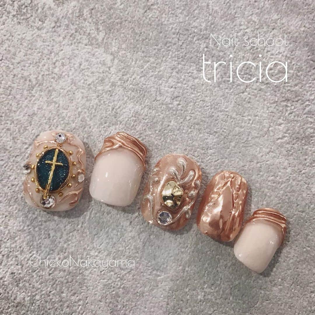 なかやまちえこのインスタグラム：「Nail school tricia Gel art lesson! ⠀ ご受講くださった皆様ありがとうございました☺️🙏とても楽しかったです✨✨⠀ ⠀ #tricia #nailschool #ネイルスクール #トリシア #表参道 #ネイルスクールトリシア #ネイルスクールtricia #アンティークネイル #antiquenails  #ミラーネイル #mirrornails #凸凹ネイル #凸凹ミラー #metallicnails #nail #nails #nailart #ネイル #美甲 #ネイルアート  #japanesenailart #manucure #japanesenails #manicurist #gelnails #أظافر #네일아트 #미용 #vẽmóng」