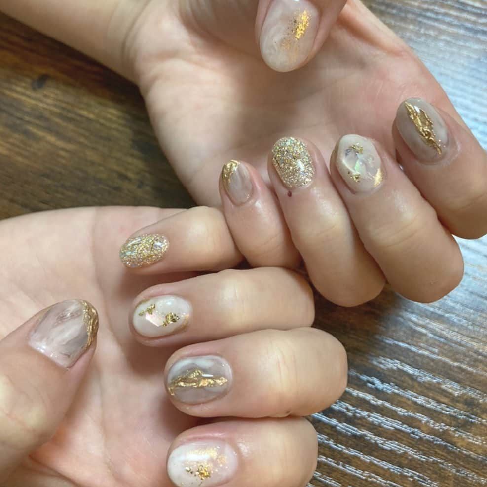 枝川結花のインスタグラム：「． 🌟ブライダルネイル🌟 ． @n.s.dokuichigo デザインをたくさん持っていったけど 見事にぜんぶ取り入れてくださって 🤍白✖️ゴールド💛の！ 天才的にカワイイニュアンスネイルに😭✨ 本当にありがとうございました💖 ． ※爪はいつからか短め派 ※米研ぎやすいよ　🍚 ※左手薬指のさかむけ　→#ご愛嬌です ． #ニュアンスネイル#ジェル#大理石ネイル #ジェルネイル#ブライダルネイル #金箔ネイル#水晶ネイル#立体ネイル #キラキラネイル#ラメ埋め尽くし ．」