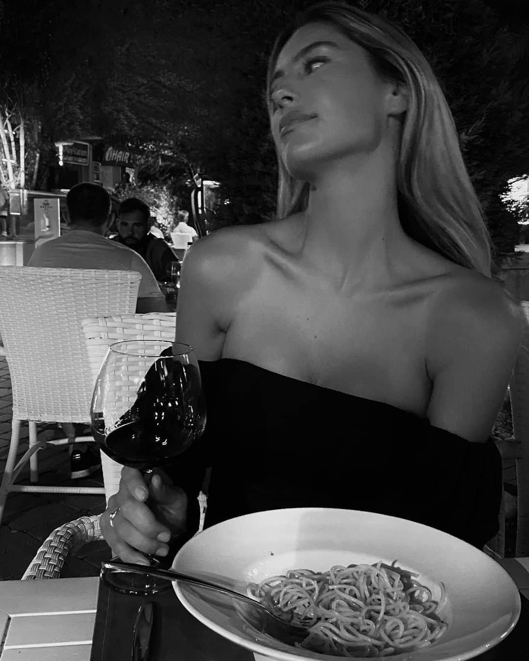 Mathilde Goehlerのインスタグラム：「Pasta and wine kind of dine 🍷🍝」