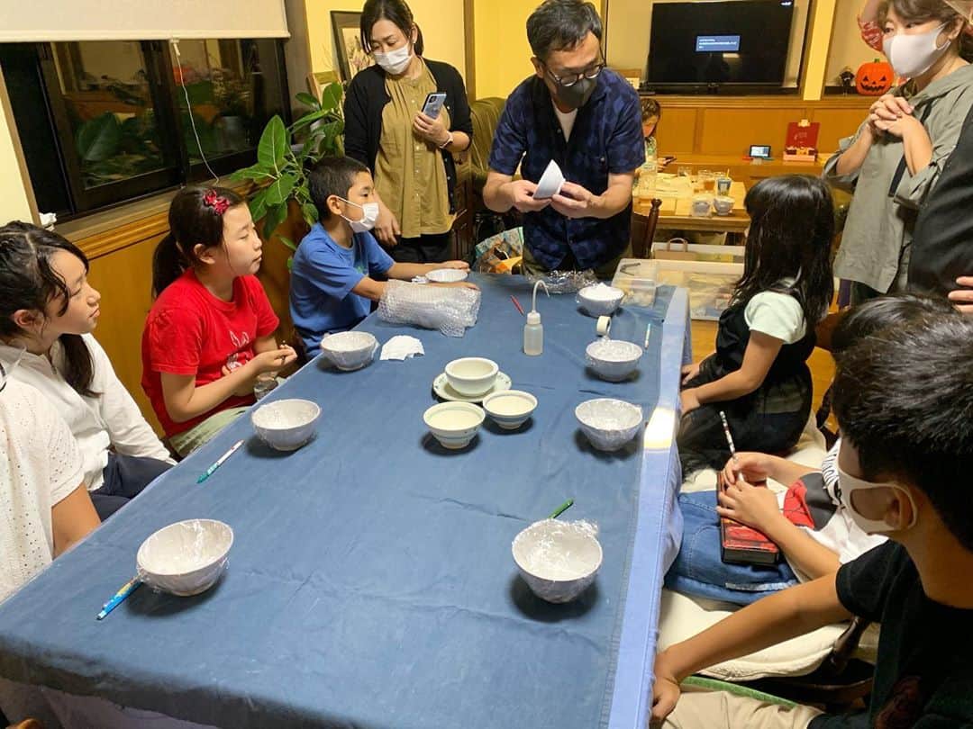 河島あみるさんのインスタグラム写真 - (河島あみるInstagram)「子供たち👦👧今日はうつわ作家の高島大樹さんに飯碗の絵付けを教わりました💕 @daiki_takashima  大人気作家さんに教わるとは😲 なんという貴重な体験！！ 子供たちの大胆な絵柄が どんな焼き上がりになるのか♪ 楽しみです。 隣で大人は　毎月恒例のお花💐 お月見用のお花を生けました🌝 最近いけばなにハマっている シャンプーハットてつじさんも初参加。 金運アップ&ウイルス予防のお花💐 ということで　いつも以上に力が入りました💪 ☆ #うつわ#飯碗ワークショップ #秋の花#いけばな#金運アップ」9月26日 0時16分 - amiru_kawashima