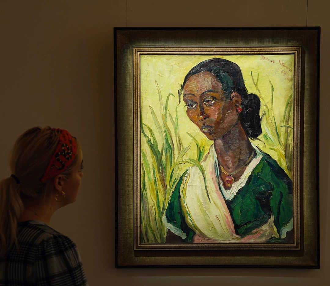 サザビーズさんのインスタグラム写真 - (サザビーズInstagram)「Irma Stern’s intimate portrait, ‘The Green Sari’, is just one of many highlights on view this weekend in our #London galleries ahead of the Modern & Contemporary African Art auction, which will open for bidding from 2-9 October.✨💚   Swing by, we’re open from noon until 5pm on both days, and catch a glimpse of other paintings by Irma Stern, Amoako Boafo, Eddy Kamuanga Illunga and Nigerian modern master, Ben Enwonwu.   Click the link in bio to browse the full catalogue👆.    #SothebysCTPAfrican #IrmaStern #ContemporaryArt」9月26日 0時17分 - sothebys