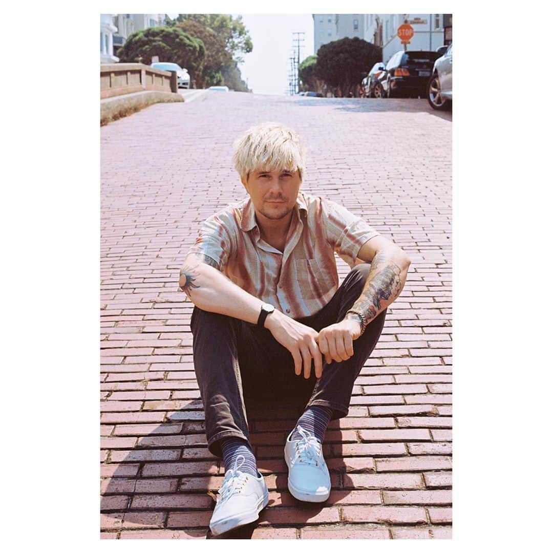 ル・ユースのインスタグラム：「new music out! Rise and Unattached. with everything so crazy in the world right now I’ve been wanting to make music like this. guess it’s my response to what feels like a broken world. if you’re struggling with this too, take a break from your phone, stop doomscrolling, and watch a sunset, get out of the city, take a road trip. just take care of yourself. ⛓ in bio」