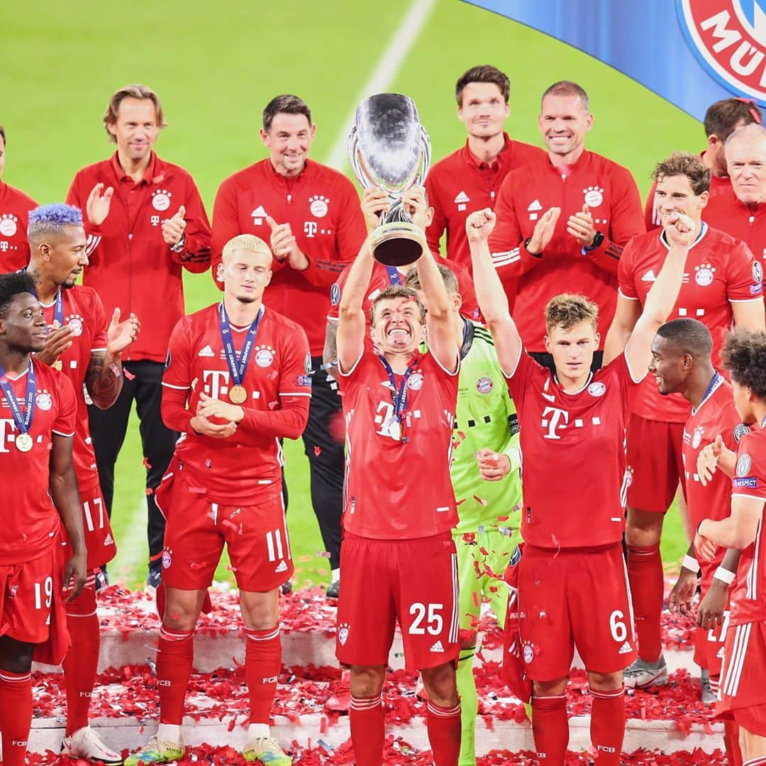 トーマス・ミュラーさんのインスタグラム写真 - (トーマス・ミュラーInstagram)「As a football player, you live for these special moments. 🏆😊 #fcbayern #supercup #winner #esmuellert #fcbsev #thomasmüller #quadruplebayern」9月26日 0時26分 - esmuellert