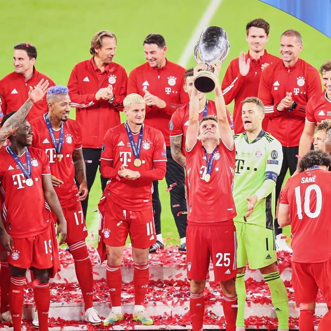 トーマス・ミュラーのインスタグラム：「As a football player, you live for these special moments. 🏆😊 #fcbayern #supercup #winner #esmuellert #fcbsev #thomasmüller #quadruplebayern」
