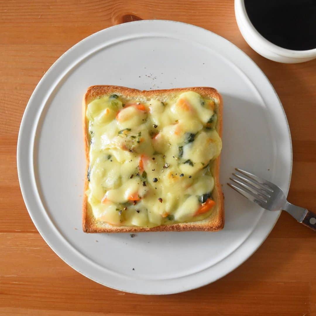 山崎佳のインスタグラム：「Today’s breakfast. 昨夜の残りシチュートースト。パンのまわりはサク、シチューとチーズはとろり。 寒い季節になってきたから、夜はシチュー率がグンと上がる。野菜もたくさん食べてくれるし。」