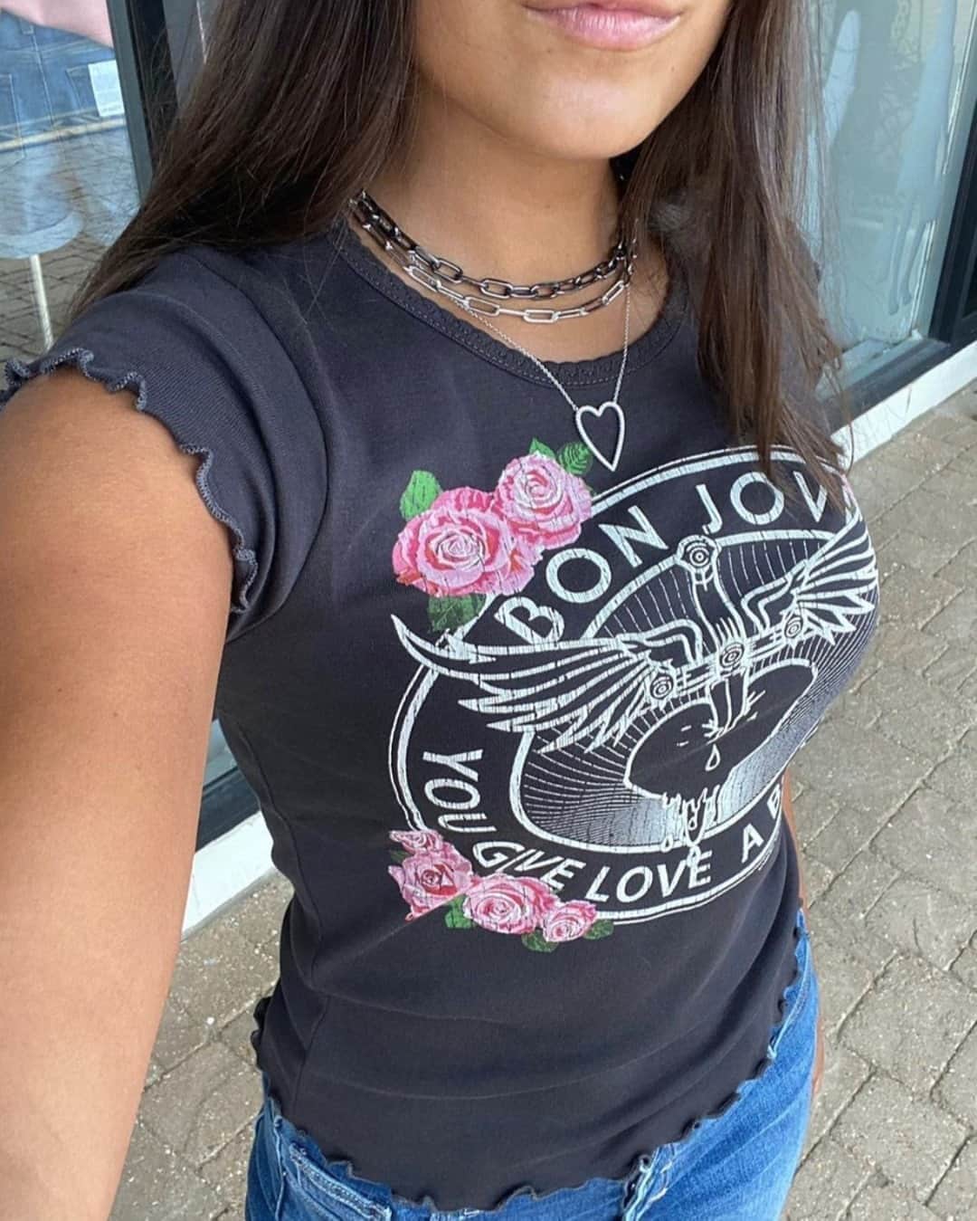 チェイサーのインスタグラム：「"You give love a bad name" - Bon Jovi🖤⚡️🌸 @glam_glitzboutique #bonjovi #chaserbrand #yougiveloveabadname #graphictee #bandtee」