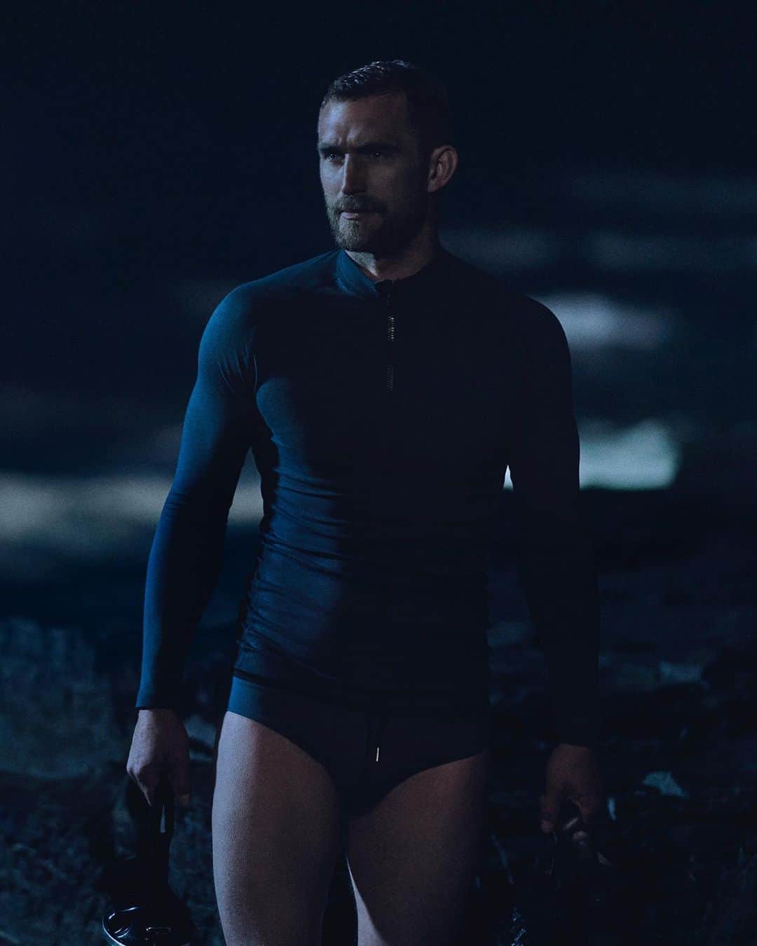 オールバーブラウンのインスタグラム：「Planning your next adventure? Our new #Shark capsule has the technical gear to get you there. From down-filled outerwear to streamlined swimwear & adaptable layering pieces, explore the full capsule via our stories. 🦈 #OrlebarBrown #OBsAroundTheWorld #DoseOfSun」