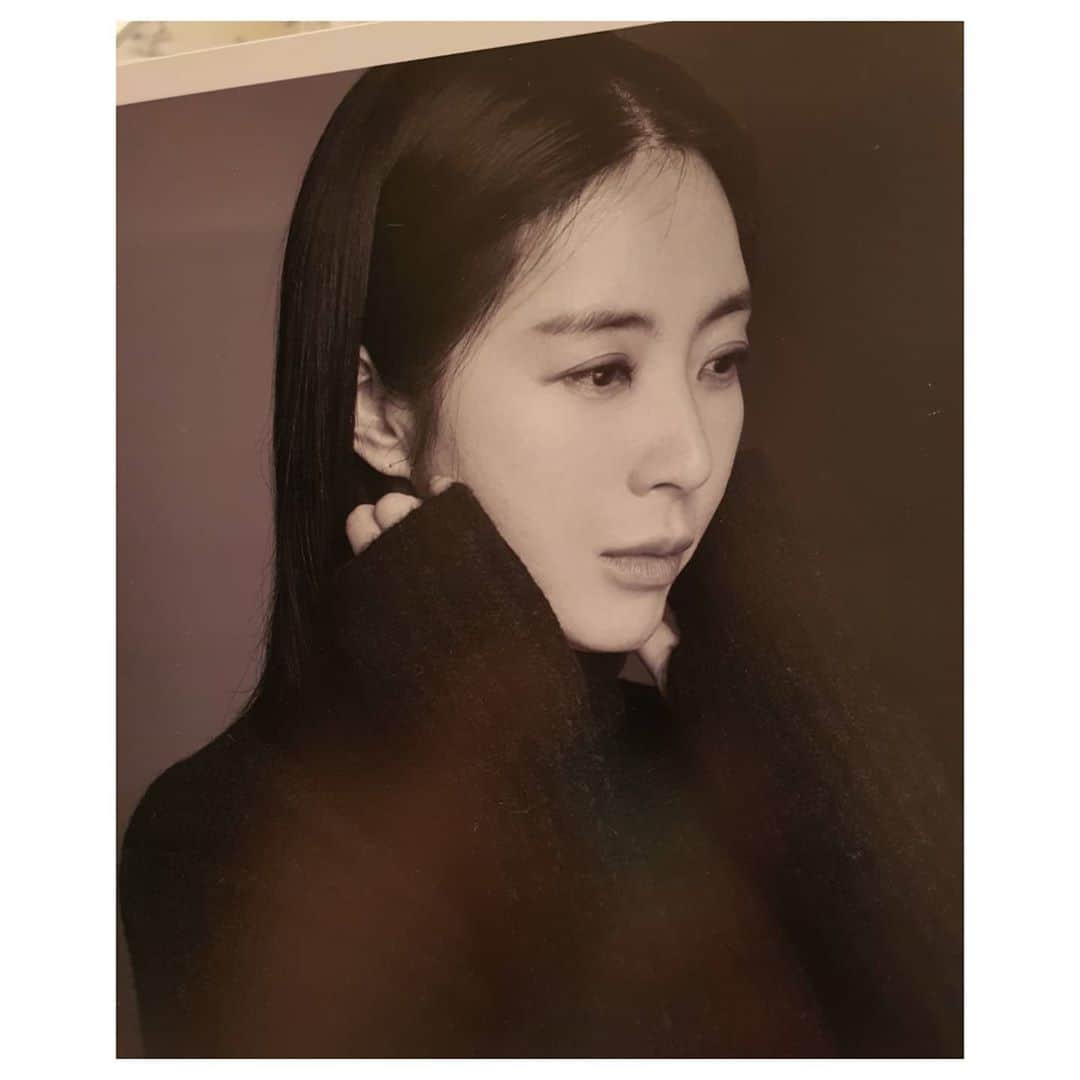 ソン・ユナさんのインスタグラム写真 - (ソン・ユナInstagram)「감사한 이에게는, 좋아하는 이에게는 자꾸만 주고싶고 선물해주고싶고.... 그런 저예요... 근데 주고싶어도 표현하고싶어도 보답할 길이 없는 이들에겐 늘..... 죄송하고 마음 한 켠이 음....막 아쉬움 한가득이예요.... 오늘이 저에겐 또 그런 날이었어요... 또 받기만 합니다.... 감사하고 죄송하고 막 그래요.... 어떻게 다 보답하며 살아야할까요....🙏❤  Thank you..... I love you......❤」9月26日 0時41分 - songyoona2015