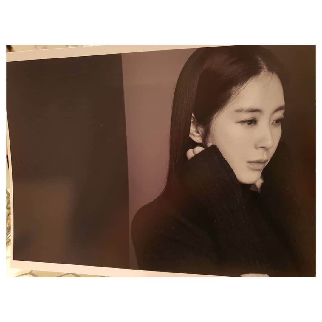 ソン・ユナさんのインスタグラム写真 - (ソン・ユナInstagram)「감사한 이에게는, 좋아하는 이에게는 자꾸만 주고싶고 선물해주고싶고.... 그런 저예요... 근데 주고싶어도 표현하고싶어도 보답할 길이 없는 이들에겐 늘..... 죄송하고 마음 한 켠이 음....막 아쉬움 한가득이예요.... 오늘이 저에겐 또 그런 날이었어요... 또 받기만 합니다.... 감사하고 죄송하고 막 그래요.... 어떻게 다 보답하며 살아야할까요....🙏❤  Thank you..... I love you......❤」9月26日 0時41分 - songyoona2015