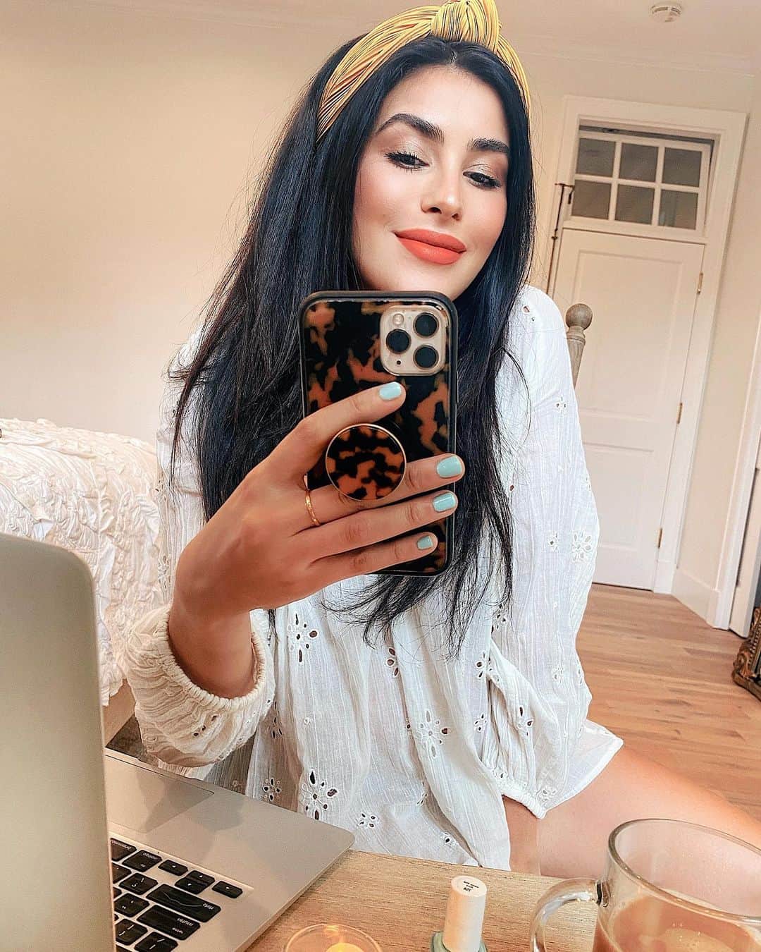 Sazan Hendrixさんのインスタグラム写真 - (Sazan HendrixInstagram)「It’s been the little things in 2020 like a fun polish color, a yummy chai, and a candle burning nearby that brightens up my workflow & makes me feel happy inside. 🙃 I love that my polish from @essie’s new Sunny Business collection is called ‘Seas the Day’ 🙌🏼 which I am now ready to do! What are the little things in your life right now filling up your tank!? 💙 #essiepartner」9月26日 0時36分 - sazan