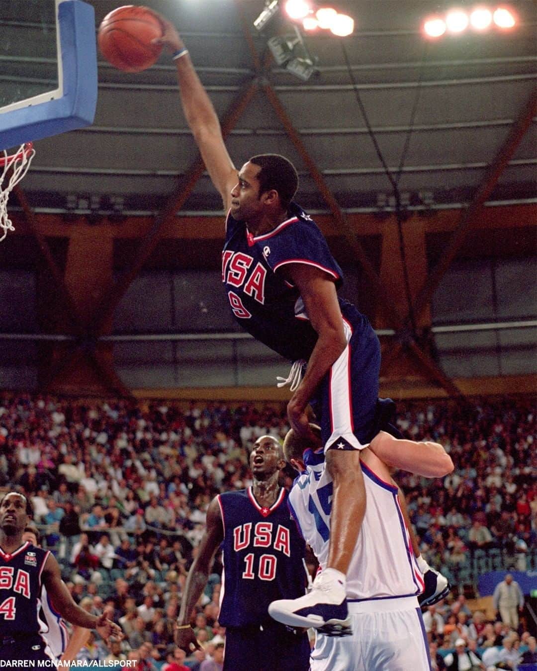 espnさんのインスタグラム写真 - (espnInstagram)「20 years ago, Vince Carter put 7-foot-2 Frédéric Weis on a poster 📸」9月26日 0時44分 - espn