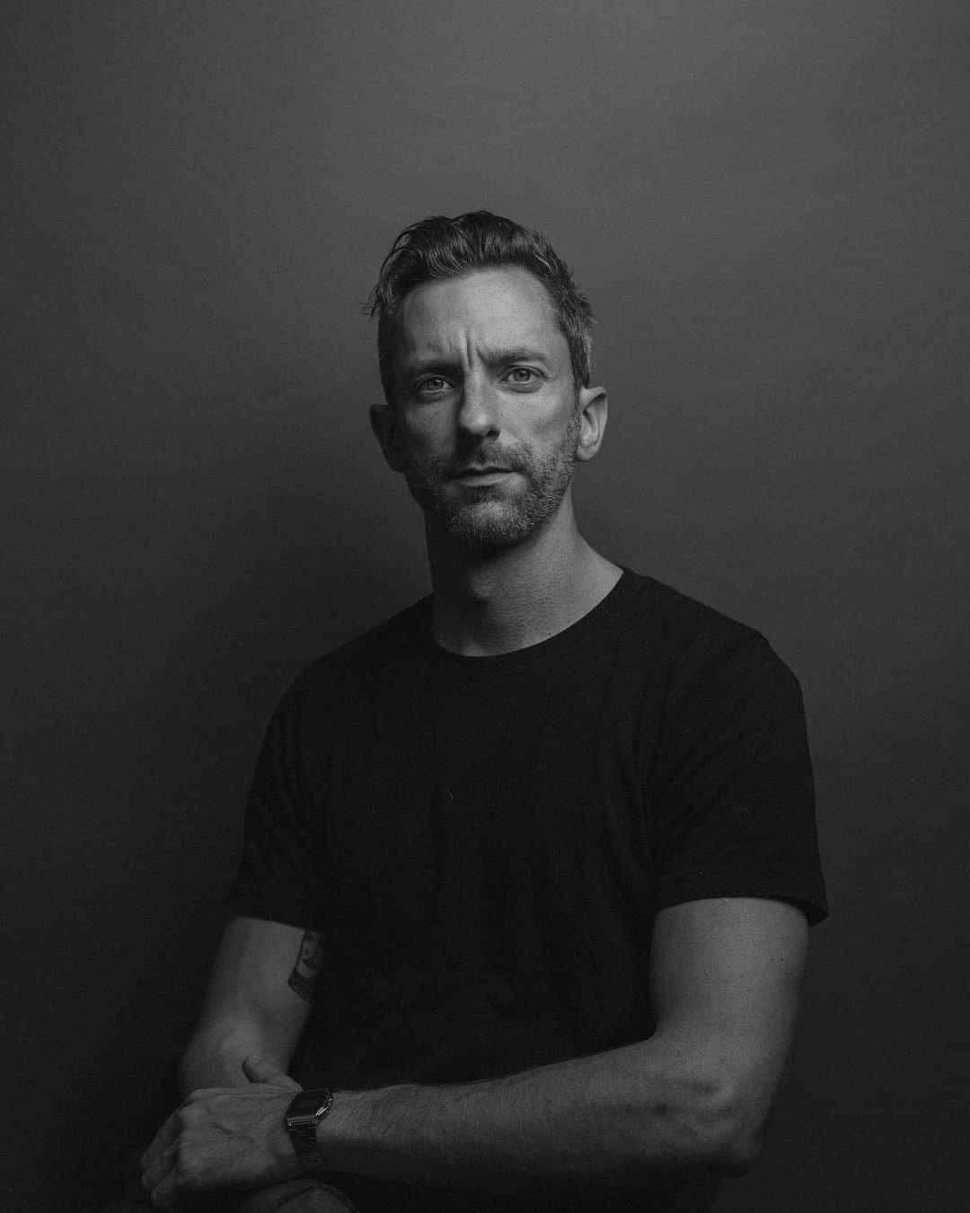 Andrew Knappのインスタグラム：「I want to share a self-portrait as much as I want to sing in public (that’s not a lot), but here’s one! I’ve been making a habit out of taking a self-portrait every month. I’ve been capturing myself on or around the 24th, my birthday in May, also the day that I started listening to a voice that told me to take care of myself. This voice guides me toward self-acceptance. This voice says “hey man, you’re alright, just keep doing things out of love.”  It wasn’t that I was quitting drinking. It wasn’t self-defeating patterns or negative self talk I was setting aside. I’m not celebrating the lack of something, I’m celebrating the abundance of something else. New habits, self-care, self-respect, all the stuff that comes to the surface when I let the other stuff go.   There are a lot of voices inside of us, I recommend listening to the one that says you’re worth it.  (Second photo is when Boo jumped up.)」