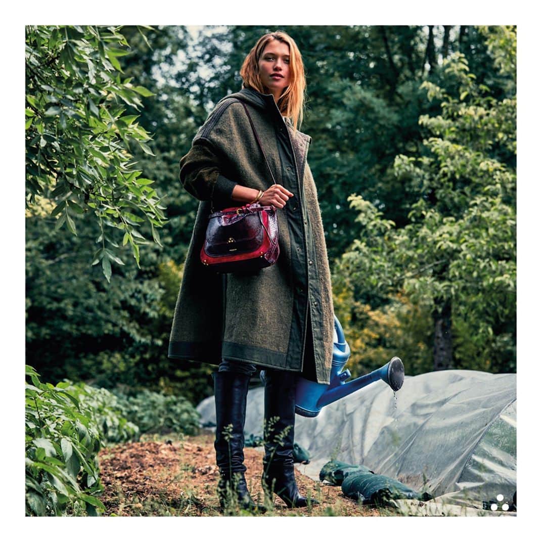 のインスタグラム：「Equal parts practical and style, Lino is ready for all activities. #JeromeDreyfussLino . . Art Direction & Photo @germainchauveau Style @claire_dhelens Model @hanajirickova #jeromedreyfuss #rootsdeluxe #aw20」