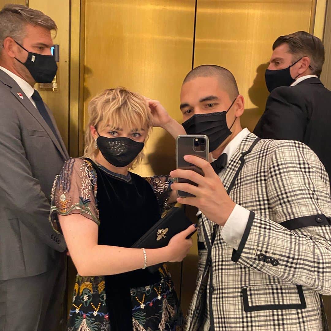 メイジー・ウィリアムズさんのインスタグラム写真 - (メイジー・ウィリアムズInstagram)「diamonds are a girl’s best friend but also giant tortoises, sea turtles, and the icecaps 😌  #montecarlogalaforplanetaryhealth」9月26日 1時00分 - maisie_williams